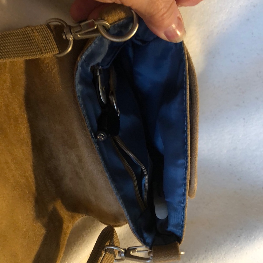 COPY - Bag over shoulder or can be used as fanny pack - Picture 4 of 6